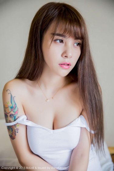 男生吻女生胸